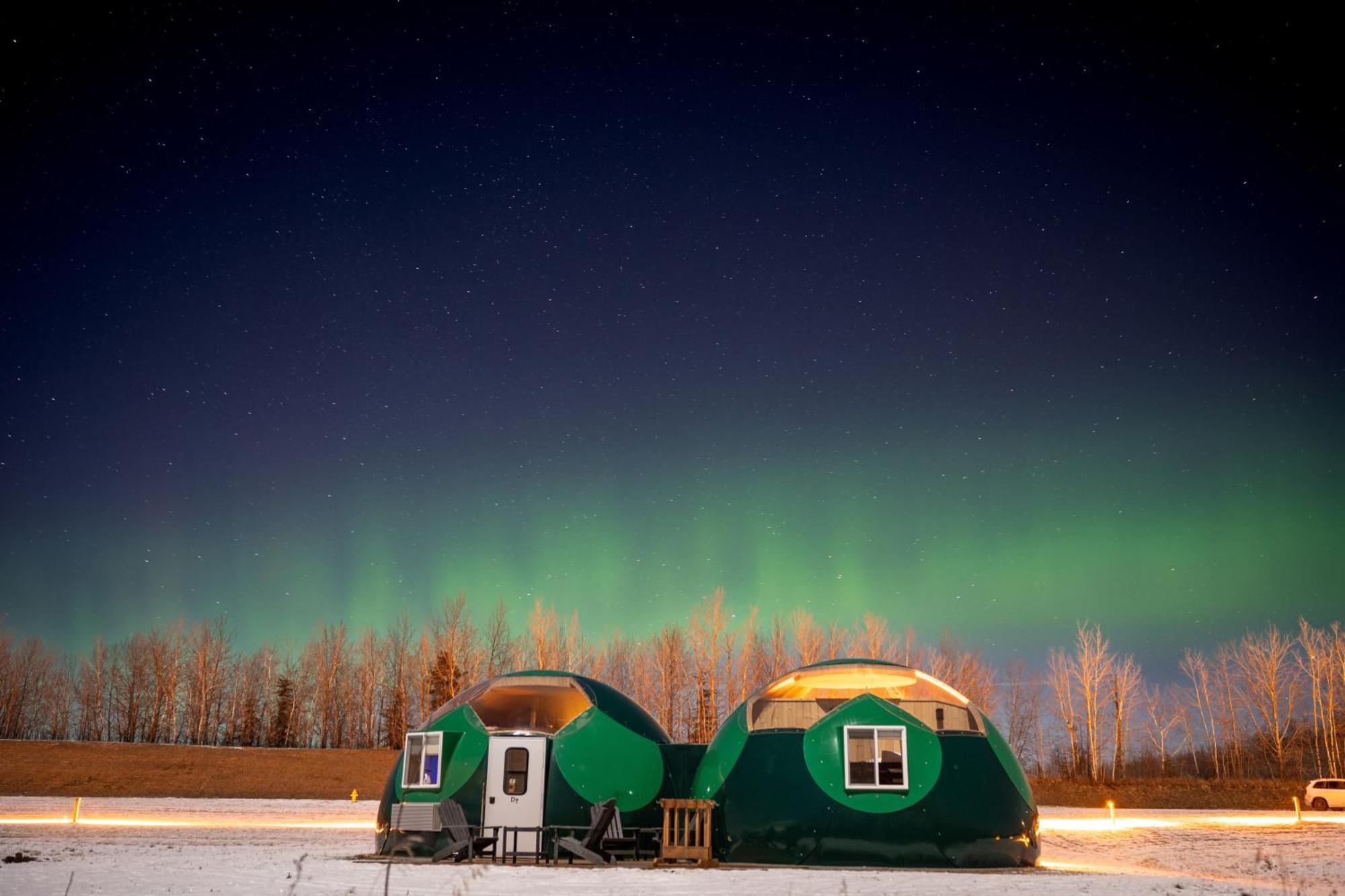 Отель Metis Crossing Smoky Lake Экстерьер фото