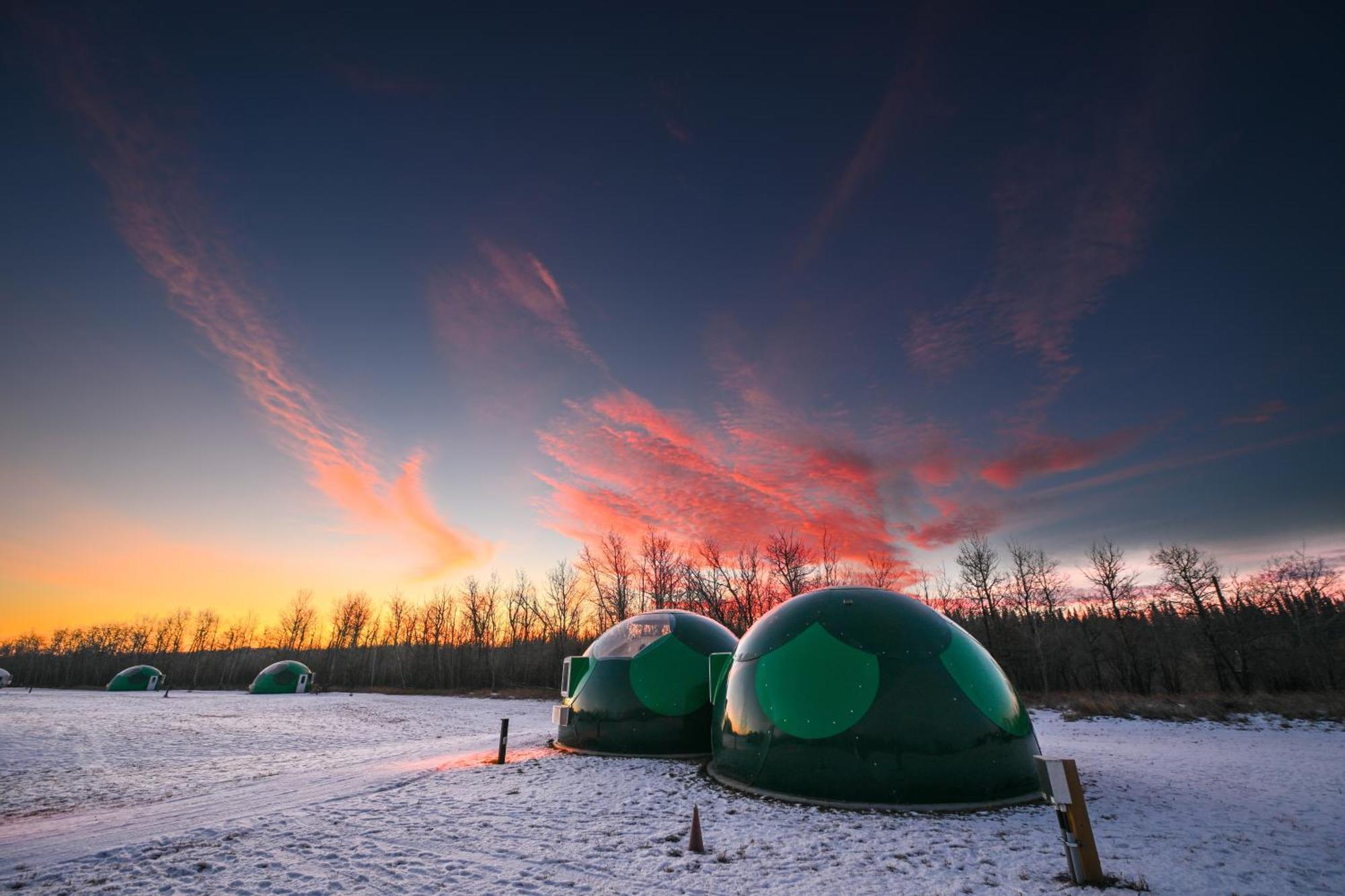 Отель Metis Crossing Smoky Lake Экстерьер фото